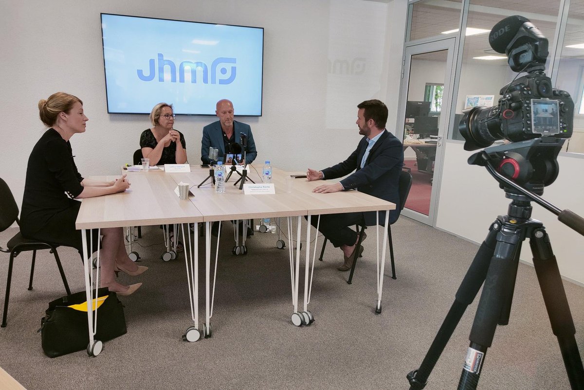 b_abba's tweet photo. 📣 Le débat d’entre-deux tours des #legislatives2022 pour la première circonscription de Haute-Marne est en ligne sur le @jhm_fr
Face à un candidat Rassemblement national des Yvelines, qui ne connaît ni la Haute-Marne, ni ses dossiers, rassemblons-nous!
🎥 https://t.co/eZo2rHZpuS https://t.co/CvAYYqC3OE