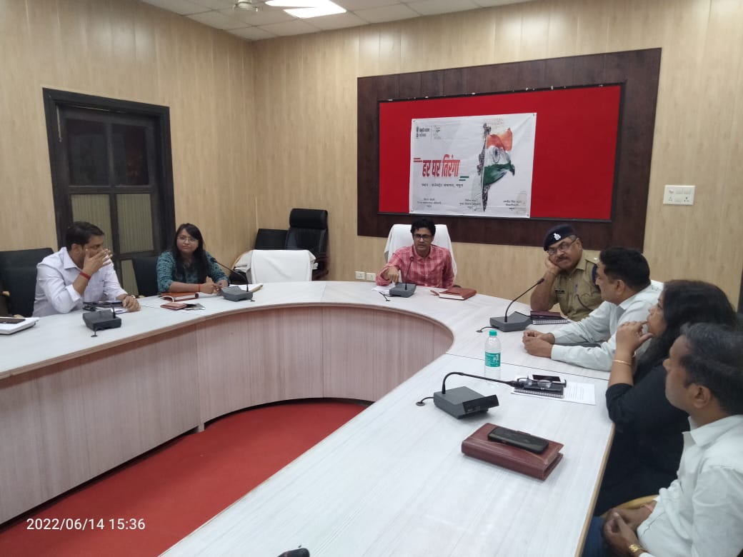 DMMathura1's tweet photo. स्वतंत्रता की 75वीं वर्षगांठ के अवसर पर आजादी का अमृत महोत्सव देश भर मे मनाया जाएगा जिसके क्रम में मुख्य विकास अधिकारी डाॅ0 नितिन गौड़ ने कलेक्ट्रेट सभागार में हर घर तिरंगा फैराने के लिए अधिकारियों के साथ बैठक की और आवश्यक दिशा-निर्देश दिए l https://t.co/iDaPo4UxiQ