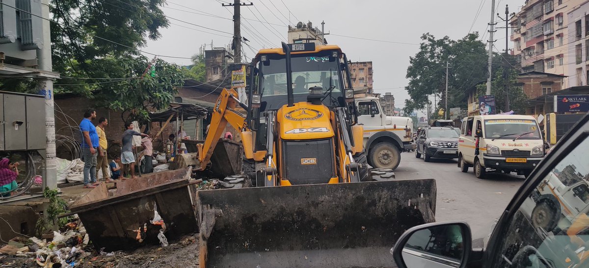akshay_401's tweet photo. @gmc_guwahati @himantabiswa
Why is it that the Guwahati Municipal Corporation blocks the road at 10-11 AM in the morning and pickup up the trash when this can be done at non peak hours as well. What kind of administration is this. Location : Rehabari https://t.co/iD8C89RA1X