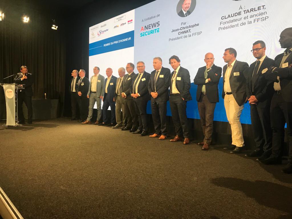 ffspsecurite's tweet photo. [GalaSECU] @jcchwat, président de la #FFSP a remis hier, entouré de toute sa grande équipe, un prix d’honneur à @Claude_Tarlet pour saluer son engagement pour une filière de la #sécuritéprivée rassemblée et aujourd’hui prête à mener les grands défis qui sont les siens ! https://t.co/5Ndwq0b5l8