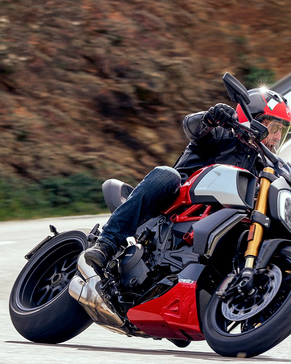 Ducati_India's tweet photo. Bringing forth the restless character of the bike, with muscular lines, an imposing front, and that unparalleled Γhlins suspension maximizing the sporty handling and refined style of the Diavel 1260.
https://t.co/BAC8UDI3Vy
#DucatiDiavel #Diavel1260 #Diavel1260S #SoGoodToBeBad https://t.co/g3q1FOh5hL