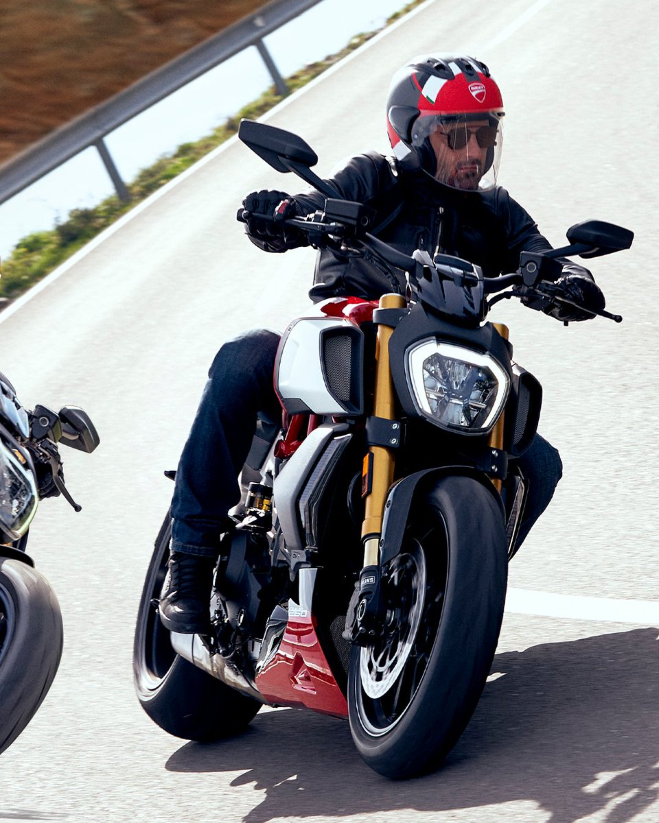 Ducati_India's tweet photo. Bringing forth the restless character of the bike, with muscular lines, an imposing front, and that unparalleled Γhlins suspension maximizing the sporty handling and refined style of the Diavel 1260.
https://t.co/BAC8UDI3Vy
#DucatiDiavel #Diavel1260 #Diavel1260S #SoGoodToBeBad https://t.co/g3q1FOh5hL