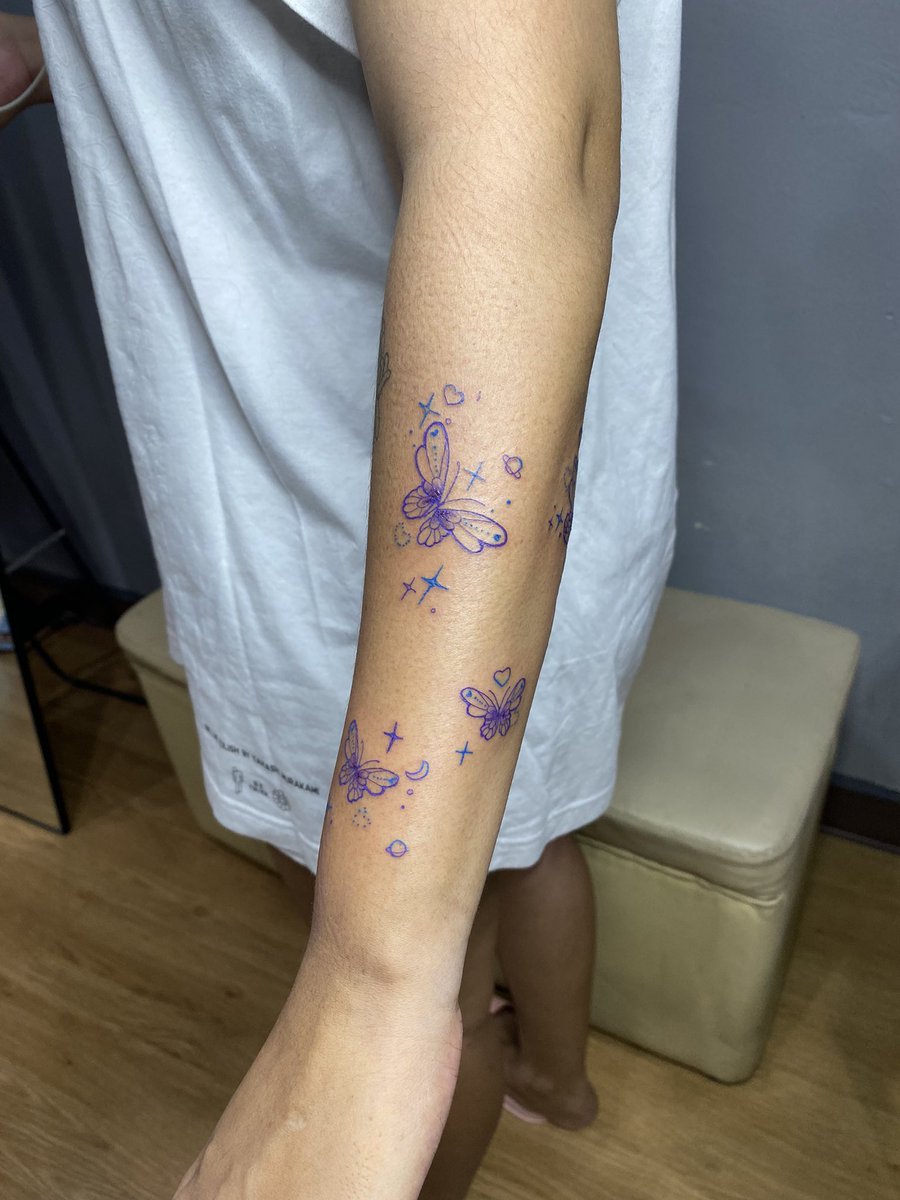 Lydemoon_p's tweet photo. มีฝูงผีเสื้อน้อยมาบินที่แขนแล้ว 🥺🦋💜 
กำลังหาที่ลงลายใหม่ต่อไปฮะ💖💖 https://t.co/6JAD8ueHxb