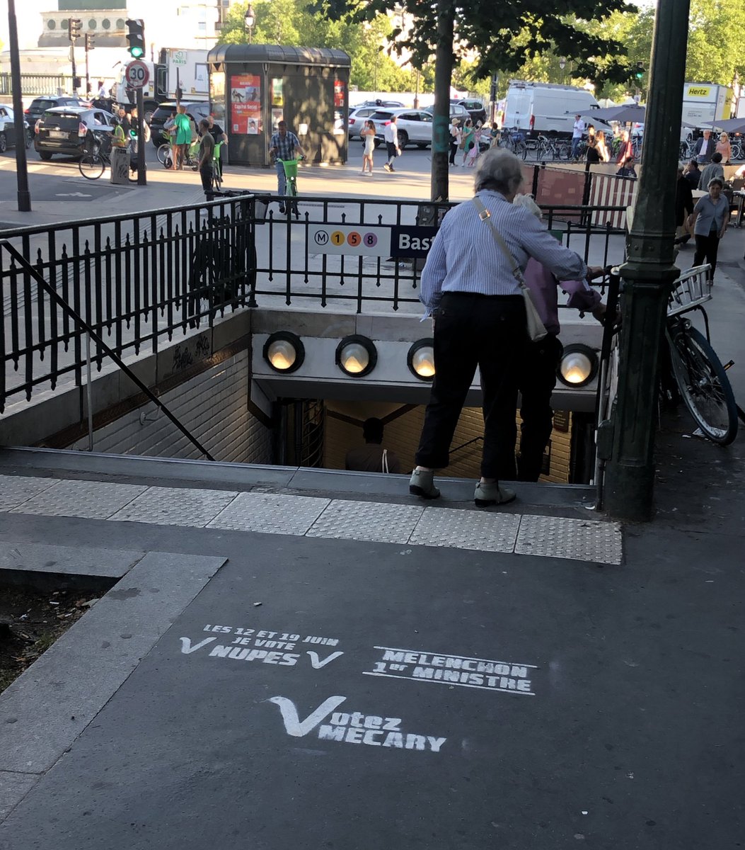 CBeaune's tweet image. M. #Mélenchon, pourriez-vous dire à vos candidats de ne pas salir nos rues et notre démocratie ? C’est un profond mépris des habitants, des agents publics, de l’écologie et de la loi électorale. Merci.