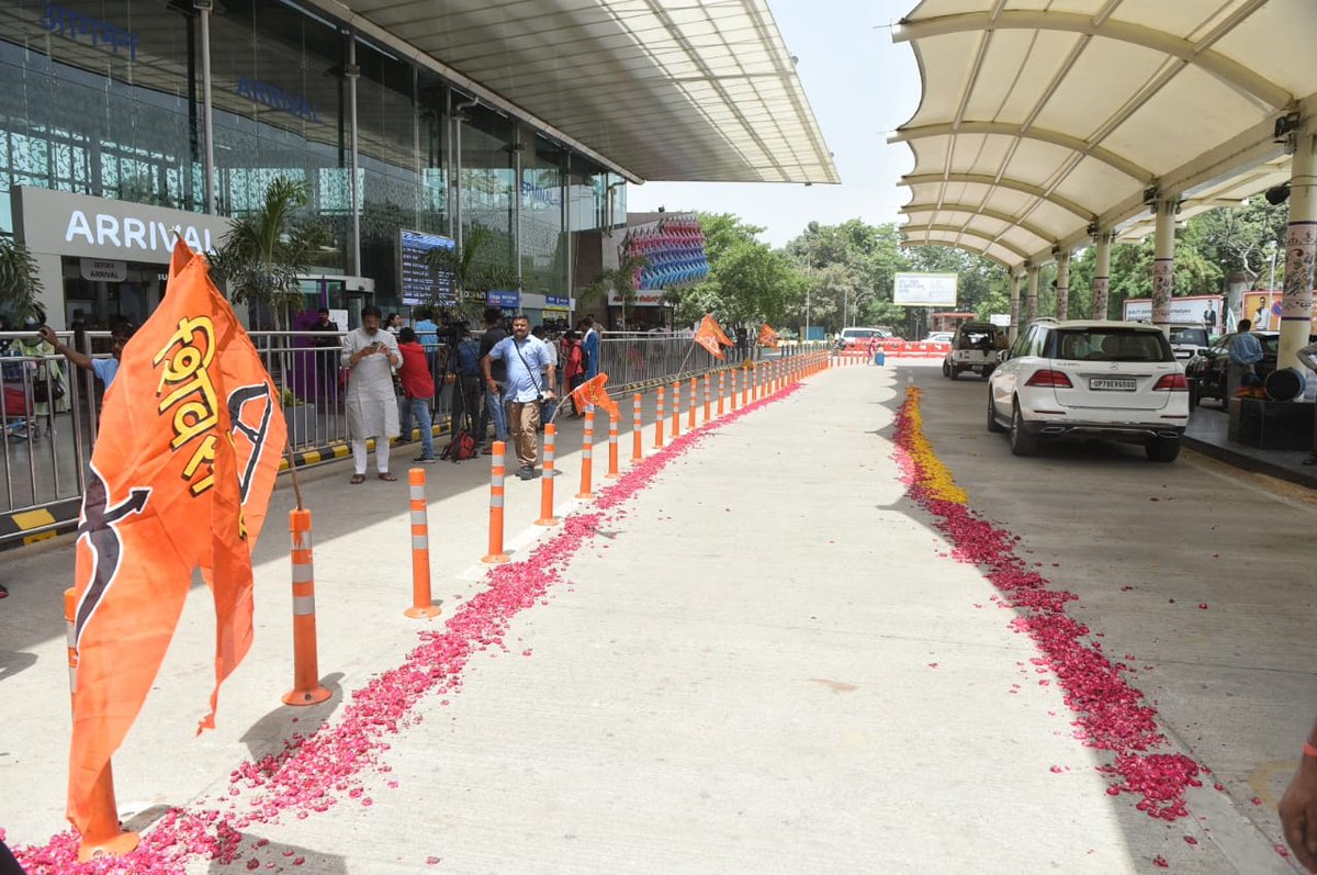 Lucknow | Shiv Sena workers laid down a carpet of flowers ahead of the arrival of Maharashtra Minister Aditya Thackeray at an airport 

Track updates bit.ly/3mMrAS7

📷: Deepak Gupta / HT