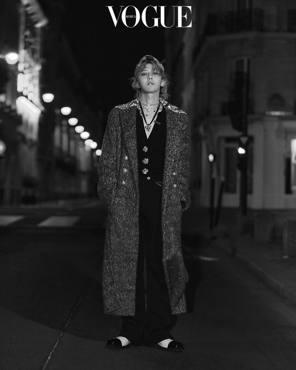 VogueKorea's tweet photo. #지드래곤 “나도 내 관심사가 항상 궁금하다.” 지디의 <보그> 7월호 모든 화보 이미지, 국문과 영문 인터뷰. 지금 이 링크에서 만나보세요.

https://t.co/ALK5TGW426

Visit the link above to check out more from #GDragon 's full editorial and interview in Korean and English.
-
#GD #Chanel https://t.co/bKKeayIWkr