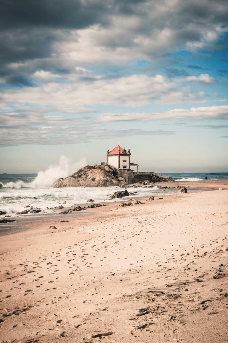 alentejo_1970's tweet photo. Scattered from north to south, without forgetting the islands, there are incredible beaches full of beauty. These are some of the most beautiful in #Portugal 🏖
#VilaNovadeGaia
#Sesimbra
#Odeceixe #Algarve
#PortoSanto #Madeira https://t.co/VQbLIIpMSr