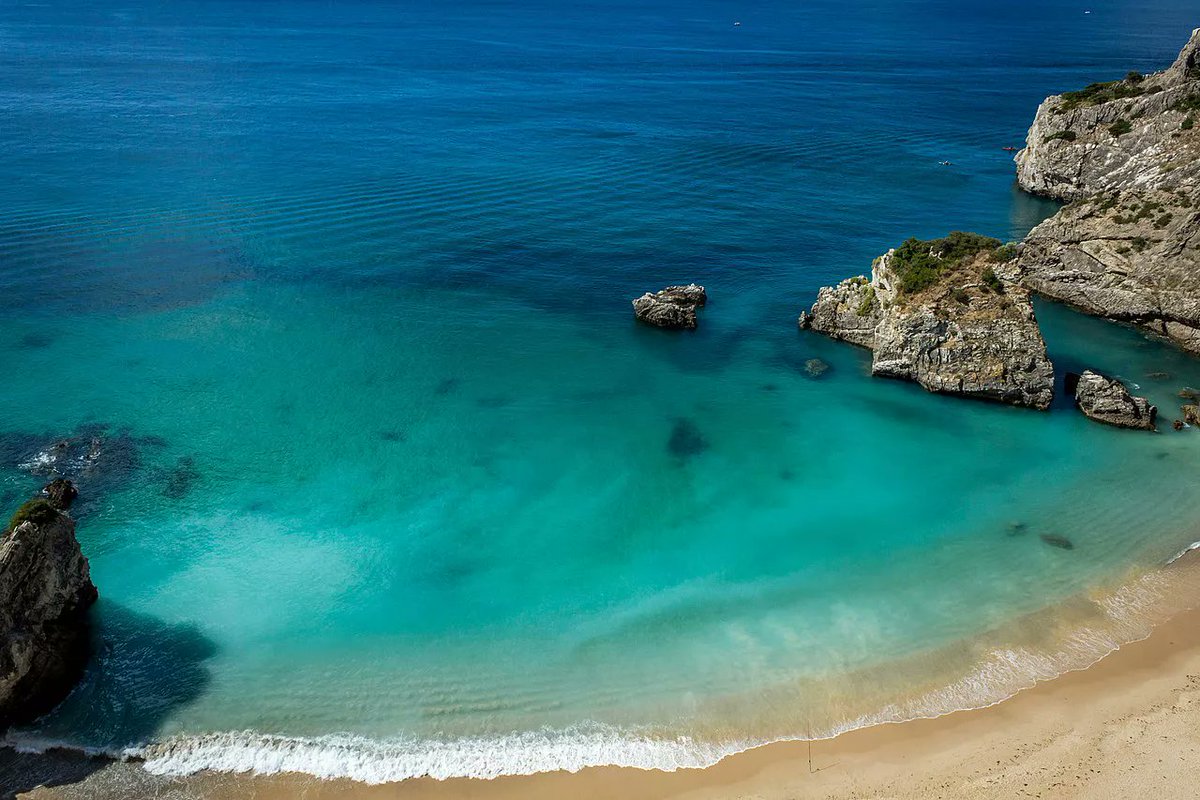 alentejo_1970's tweet photo. Scattered from north to south, without forgetting the islands, there are incredible beaches full of beauty. These are some of the most beautiful in #Portugal 🏖
#VilaNovadeGaia
#Sesimbra
#Odeceixe #Algarve
#PortoSanto #Madeira https://t.co/VQbLIIpMSr