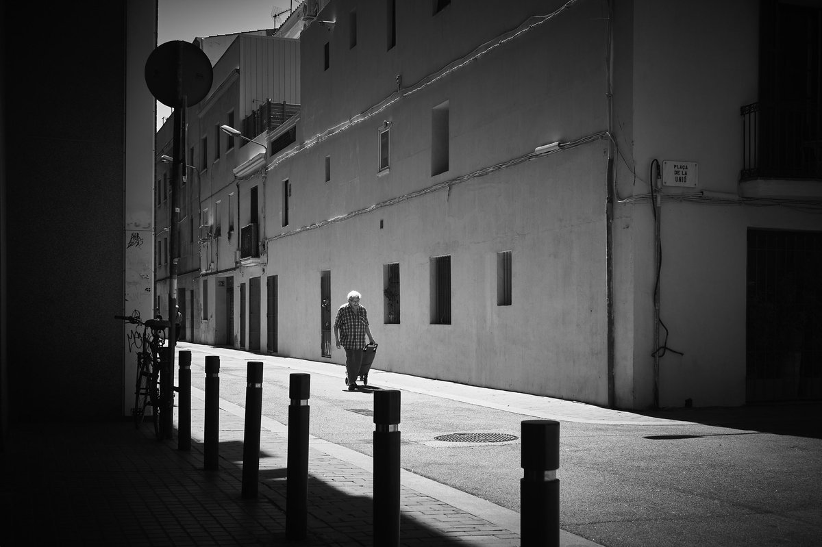 joanlopezphoto's tweet photo. Towards the market once again

📸 Fujifilm X-T4

📷 Fujinon XF 16-55mm F2.8 R LM WR

⚙️ Distance 28.3 mm - ISO 160 - f/8.0 - Shutter 1/200

#barcelona #city #street #streetphotography #urban #urbanphotography #storytelling #photographer #photography #blackandwhitephotography https://t.co/cKogC4dx1A