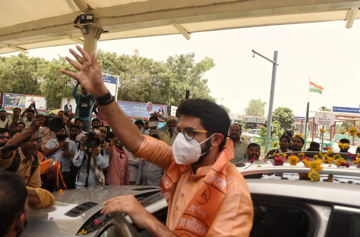 Maharashtra minister Aditya Thackeray reaches Lucknow from where he will travel to Ayodhya for his day-long visit 

Track updates bit.ly/3mMrAS7

📷: Deepak Gupta / HT
