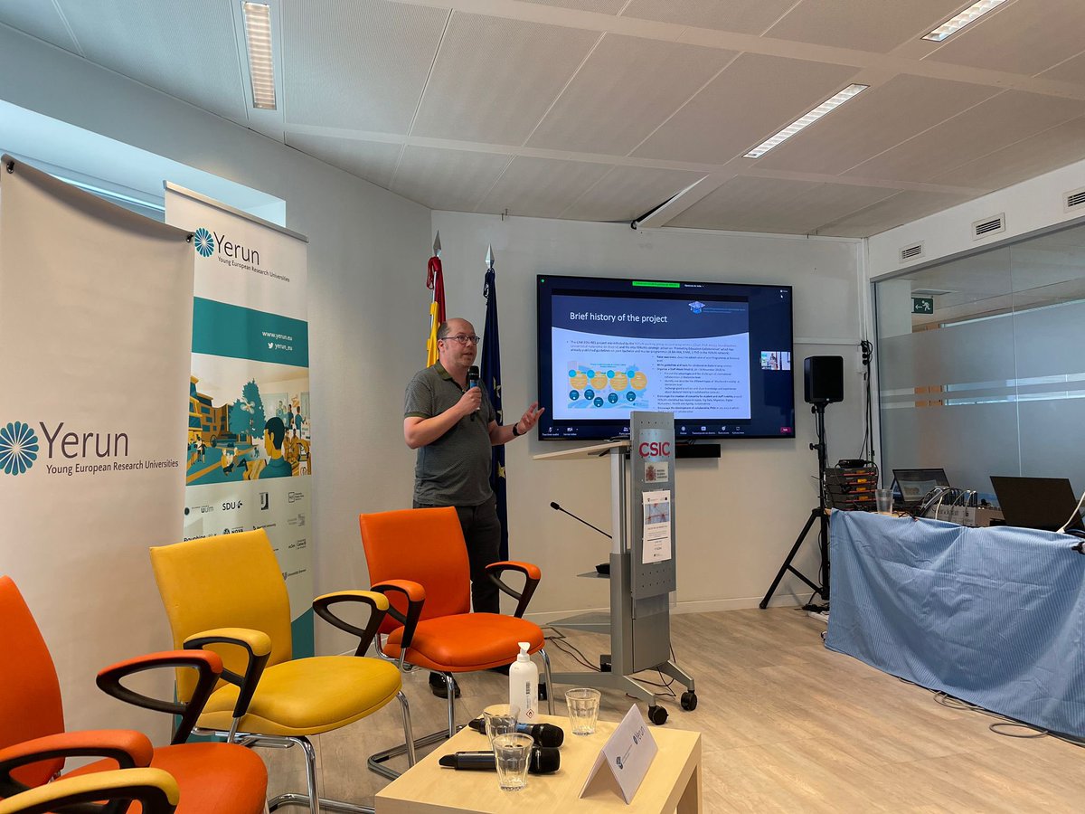 YERUN_EU's tweet photo. Dr. Pieter Spooren from @UAntwerpen giving an introduction on the @LinkEDURES project in today’s multiplier event!🌞 #jointphds #jointdegrees #doctoralcollaboration https://t.co/BrqxFifnct