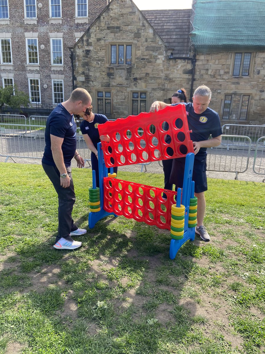 dashseriesuk's tweet photo. How many DCLS SSP staff does it take to set up connect4 #runthedash https://t.co/2DJqNKcrxh
