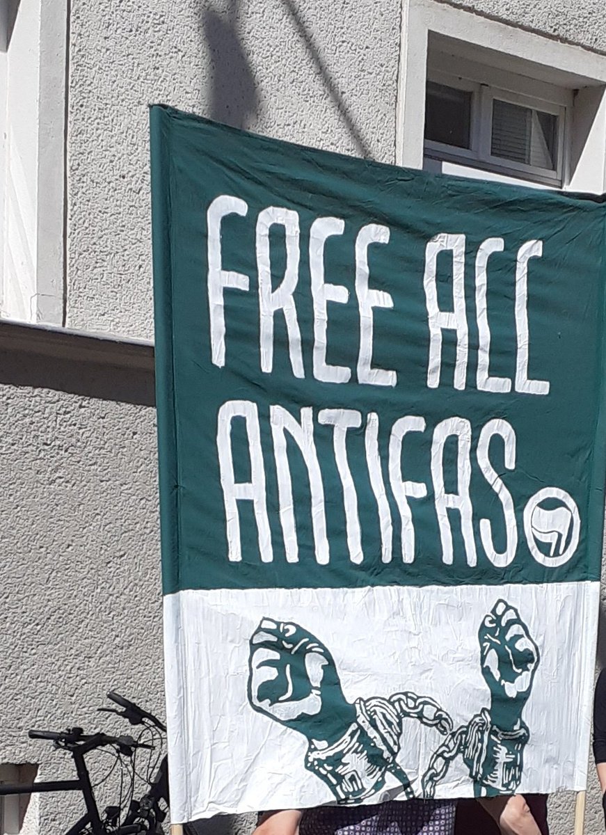Solidarische Menschen sind bei Hausdurchsuchung in #Connewitz präsent. Seid solidarisch, bleibt informiert und glaubt nicht jedem Gerücht! #le1506