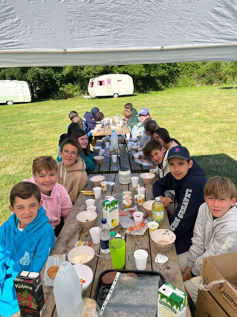 WellesleySchool's tweet image. Breakfast bright and early for our campers @nethergongcampi!
#camping #postexamfun #teamwork