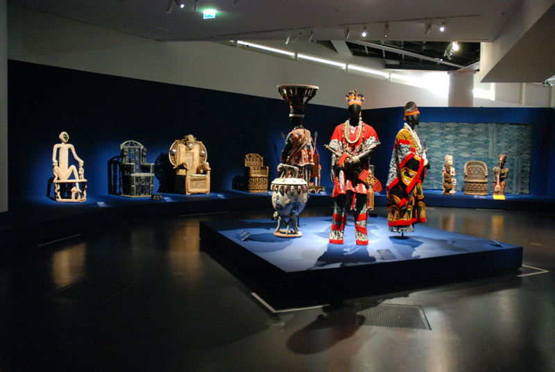 FranceFineArt's tweet photo. [agenda culturel] derniers jours 17 juillet #expo Sur la route des chefferies du Cameroun. Du visible à l’invisible Route des Chefferies @routechefferies  #RouteDesChefferies @quaibranly #ITW Cindy Olohou #commissaire associée #podcast @FranceFineArt https://t.co/zZxm2XSZfW https://t.co/2BQOcj04xe