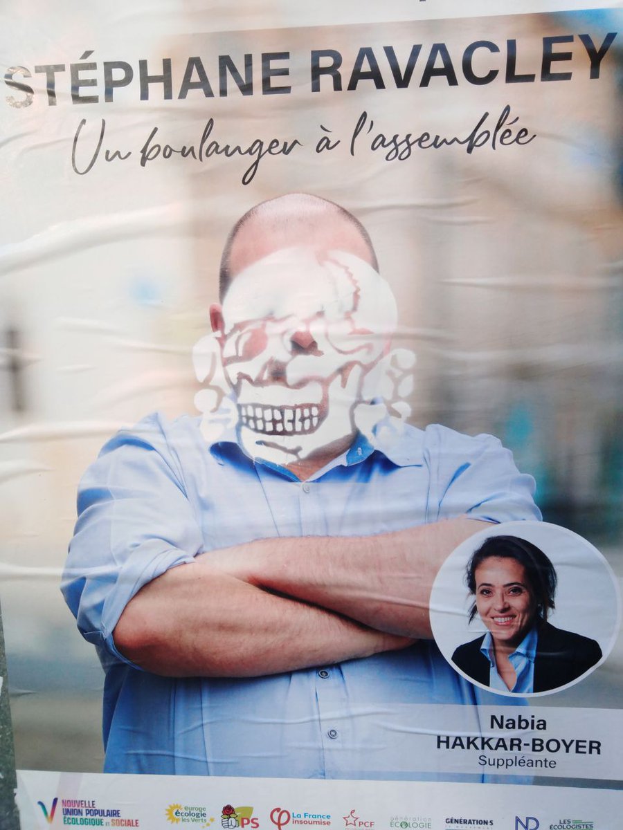 Les affiches de Stéphane Ravacley ont été recouverte par des "Tottenkopfs", symbole de la division SS responsable de la garde des camps de concentration et d'extermination, à vomir 
Nous les condamnons avec la plus grande fermeté, soutien à Stephane Ravacley ! No Pasaran