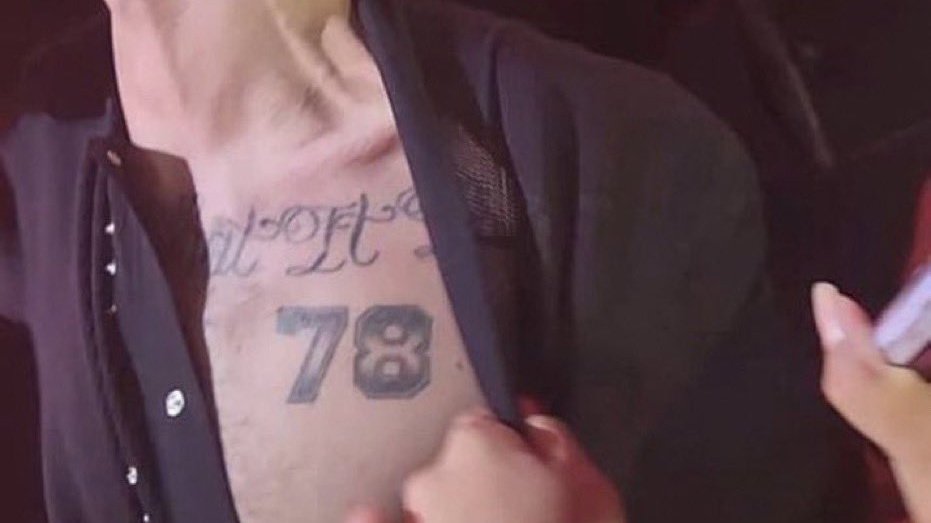 pretenderlouis's tweet photo. louis tomlinson details, whore edition https://t.co/GTLHoKVosy