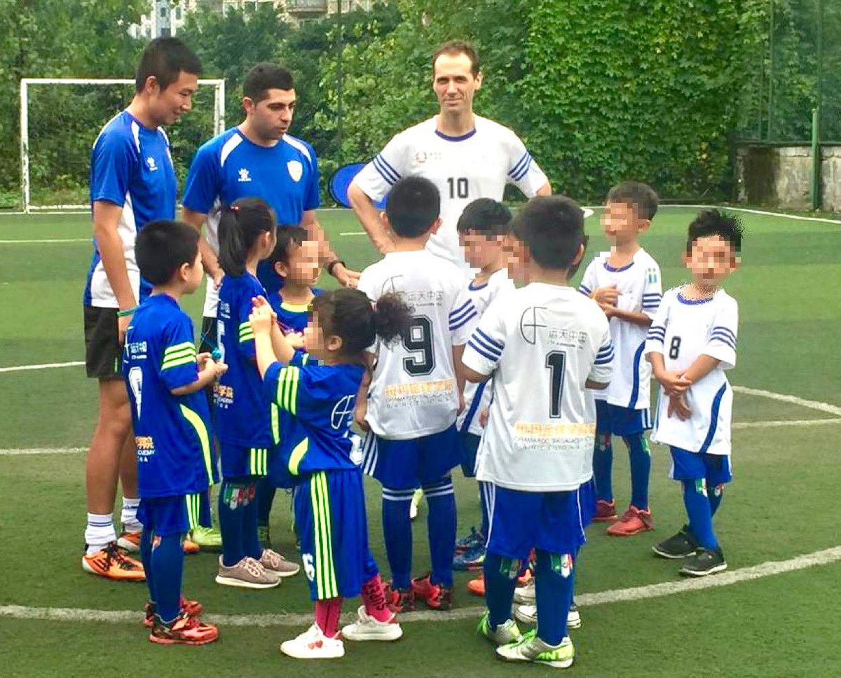 EttoreSequi's tweet photo. 15 giugno: “Ciao Filippo”. Oggi sono quasi due anni e mezzo che ci hai lasciato.
Chongqing 3 giugno 2018: Evento sportivo “il mio piccolo sogno della coppa del mondo”. Raccolta fondi per donare una biblioteca a una scuola elementare in una periferia. https://t.co/0y9AcUI2Oq