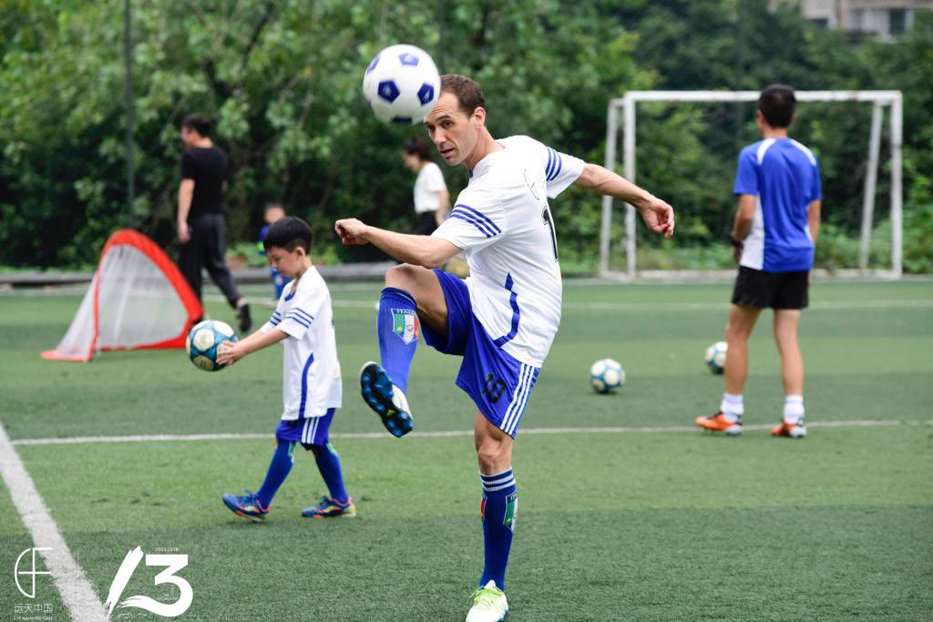 EttoreSequi's tweet photo. 15 giugno: “Ciao Filippo”. Oggi sono quasi due anni e mezzo che ci hai lasciato.
Chongqing 3 giugno 2018: Evento sportivo “il mio piccolo sogno della coppa del mondo”. Raccolta fondi per donare una biblioteca a una scuola elementare in una periferia. https://t.co/0y9AcUI2Oq