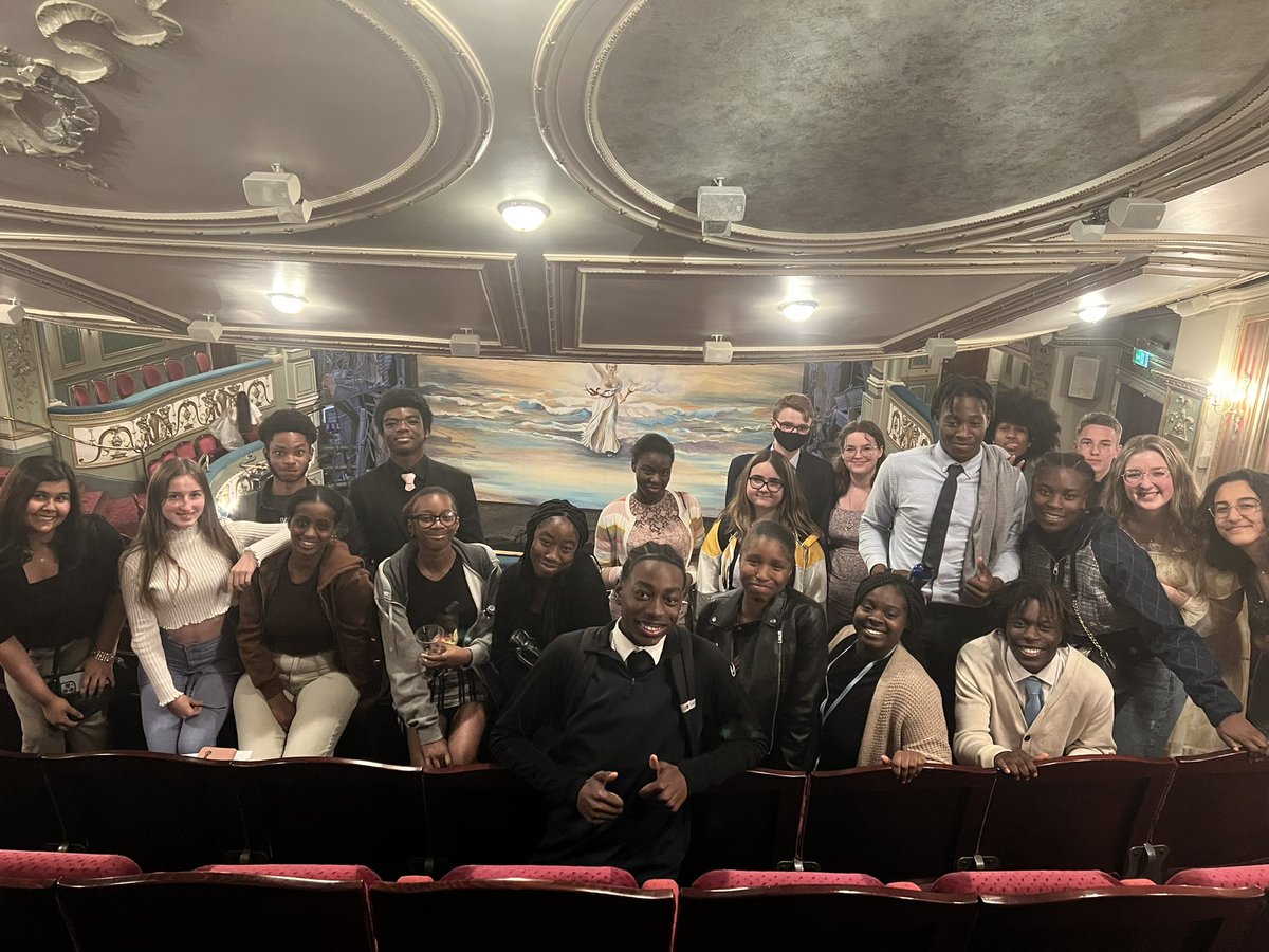 lauraamyjohnson's tweet photo. A wonderful evening watching @lesmisofficial with @Goresbrook6F students. An amazing show - thank you for having us. https://t.co/rkuLMj5712