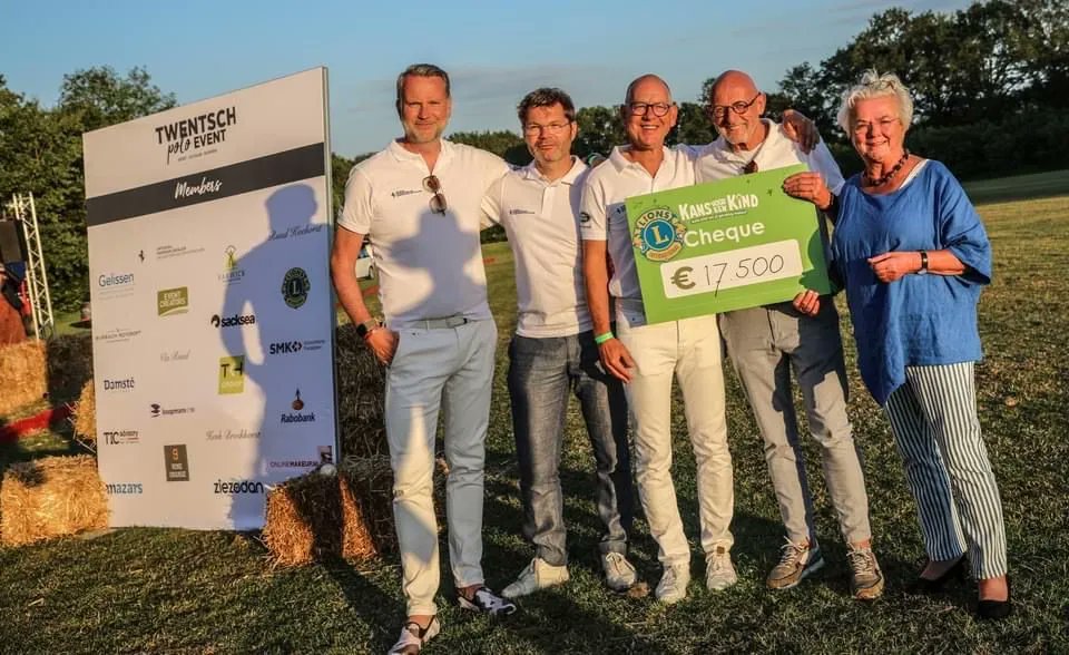 damstetweets's tweet photo. Wat fantastisch om voor de zesde keer het Twentsch Polo Event te mogen sponsoren. Dit jaar mocht de Stichting Kans voor een Kind een cheque ontvangen ter grootte van maar liefst € 17.500,--. https://t.co/ExNFAYayph