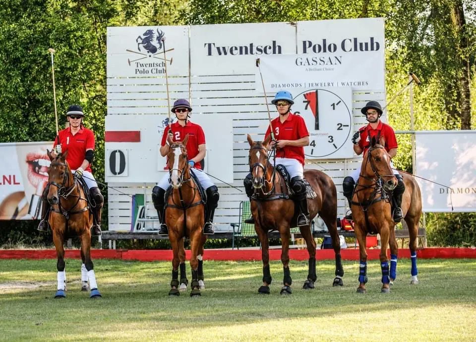 damstetweets's tweet photo. Wat fantastisch om voor de zesde keer het Twentsch Polo Event te mogen sponsoren. Dit jaar mocht de Stichting Kans voor een Kind een cheque ontvangen ter grootte van maar liefst € 17.500,--. https://t.co/ExNFAYayph