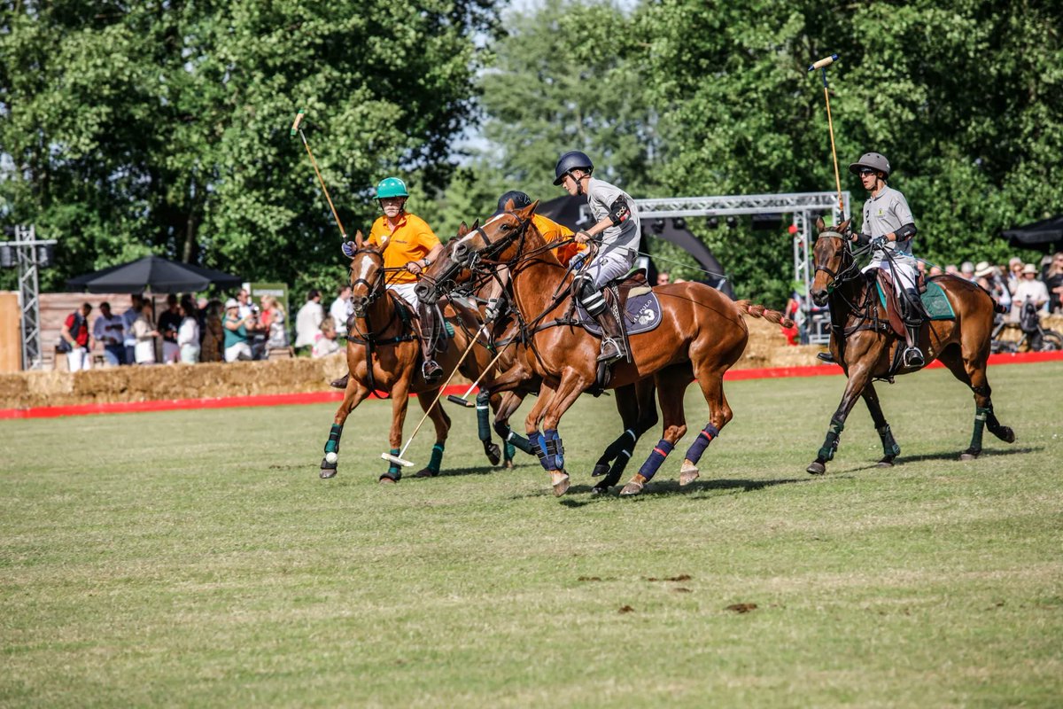damstetweets's tweet photo. Wat fantastisch om voor de zesde keer het Twentsch Polo Event te mogen sponsoren. Dit jaar mocht de Stichting Kans voor een Kind een cheque ontvangen ter grootte van maar liefst € 17.500,--. https://t.co/ExNFAYayph