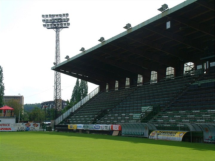 fussballgeekz's tweet photo. Mestsky stadion #Dolicek, @bohemians1905 @Bohemians #Vrsovice #Praha #Klokani @ceskarepre_cz https://t.co/y1OSBIfGB7
