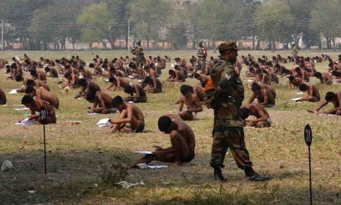 😅🤓 ON NE TRICHE PAS !
En 2016, dans un centre d’examen indien, 1000 élèves ont dû passer leur examen en slip, dehors… pour éviter de tricher ! Efficace ? 😜 #BrunoFunRadio