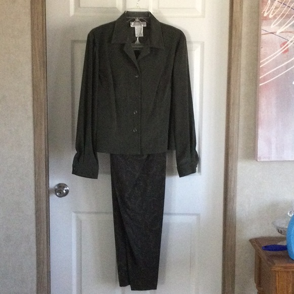 alliefeld16's tweet photo. So good I had to share! Check out all the items I'm loving on @Poshmarkapp from @Carline38554918 #poshmark #fashion #style #shopmycloset #jessicahoward #jonesnewyork #counterparts: https://t.co/nifjs0LYMn https://t.co/J2qubk6jnV