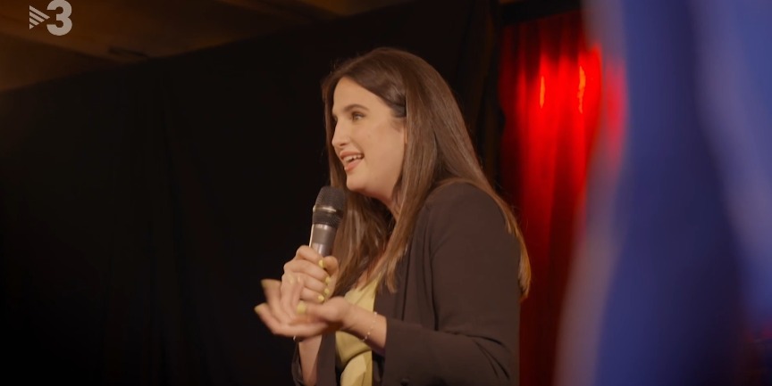 guionistes's tweet photo. La nostra sòcia Anna Flavià (@AnnaFlavi1) va actuar a la segona ronda de "3 minuts", el concurs de monòlegs del 33 presentat i guionitzat per la Charlie Pee (@CharliiePee). https://t.co/pixzau6iCZ