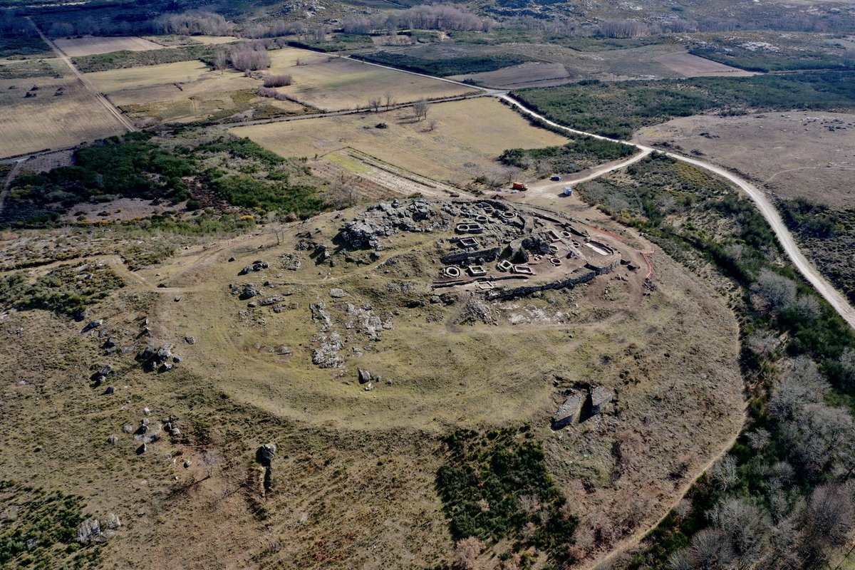 magago's tweet photo. Let's visit a superb hillfort: A Saceda (Cualedro, #Galicia). Cyclopean ramparts, stunning findings and, according to the latests excavations, a new vision challenging our understanding of the hillforts.
Because NO ONE lived inside these solid walls.
#HillfortsWednesday
👇👇 https://t.co/2xL6ci75tt
