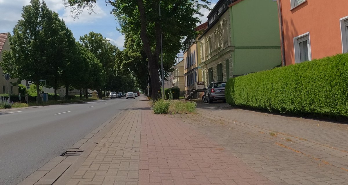 MDradelt's tweet photo. Niemand mag auf der Halberstädter Chaussee stadtauswärts Richtung #Eulenberg von einem #Radweg reden oder ihn gar beschildern. Seit Jahren wird der gefährliche Angebotsweg, den viele der Fahrbahn vorziehen, kritisiert. Seit Jahren passiert Nichts! #srmd @ADFC_MD @Ottostadt https://t.co/5T2JOe67D4