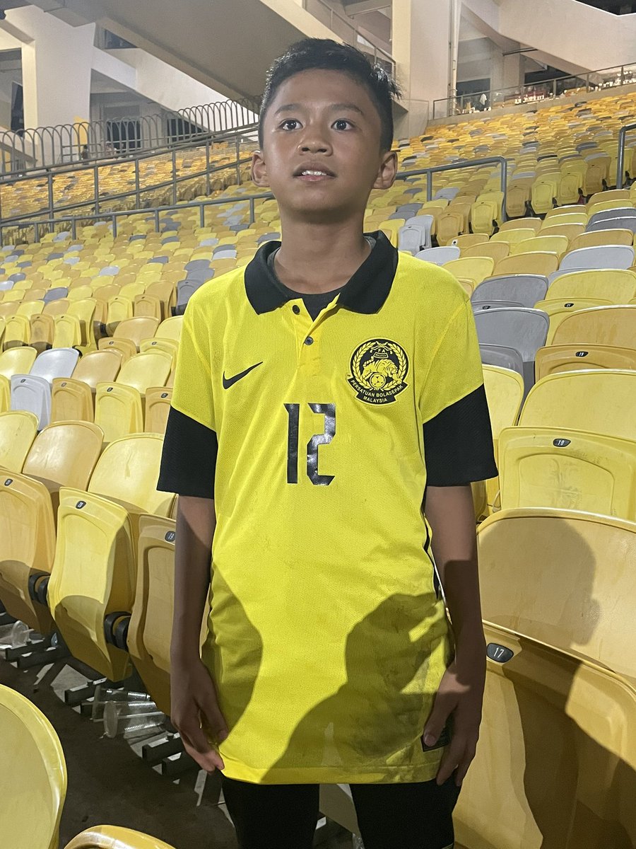 ShazwanWong's tweet photo. Claim apa korang nak claim , yg ni exclusive takleh claim sebab sejak umur 6 tahun dah bersama hadap mcm2 ! 
Syok dia dpt baju Arif Aiman https://t.co/DuUdGhaVx0