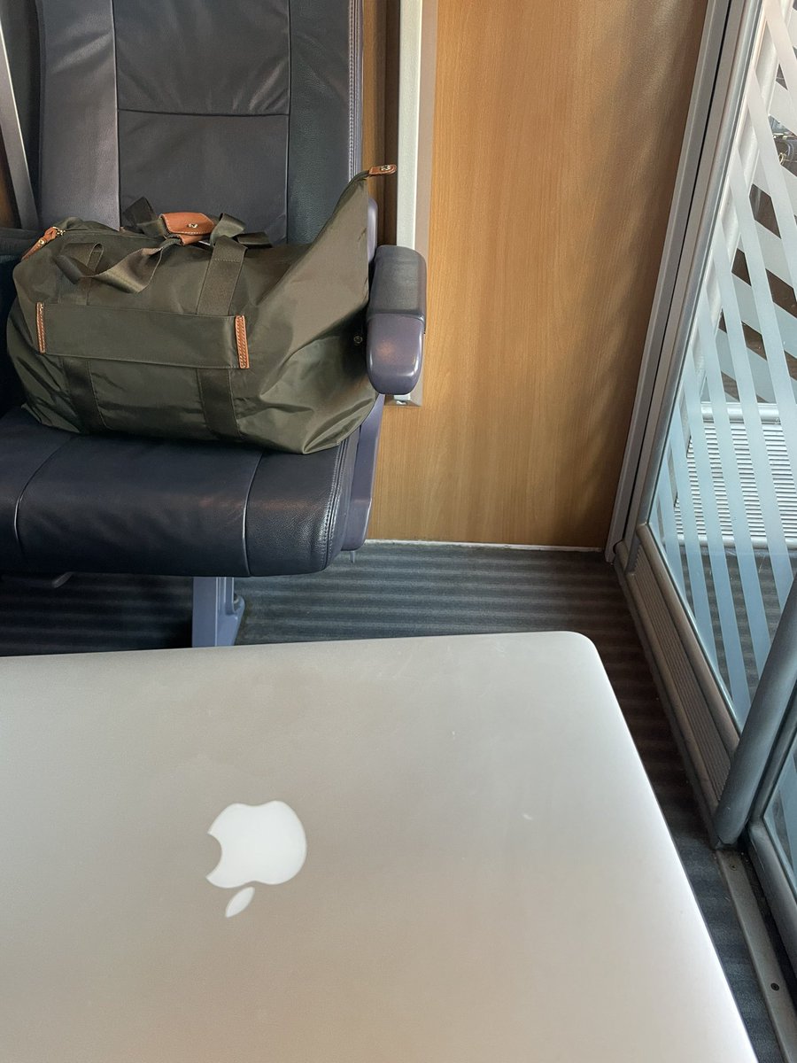 frankzdeluxe's tweet photo. Sitze im ICE nach Hamburg und bei jeder Durchsage kommt die Info, dass der Zug nach Binz an der Ostsee fährt. Und jedesmal denke ich wie es wäre, wenn ich den Halt am Hbf HH verschlafen würde und erst am Zielbahnhof aufwache😉⛱🌊🤘@DB_Bahn #Bahn #goodmorning #Ostsee #Binz https://t.co/xVTuM2knR5