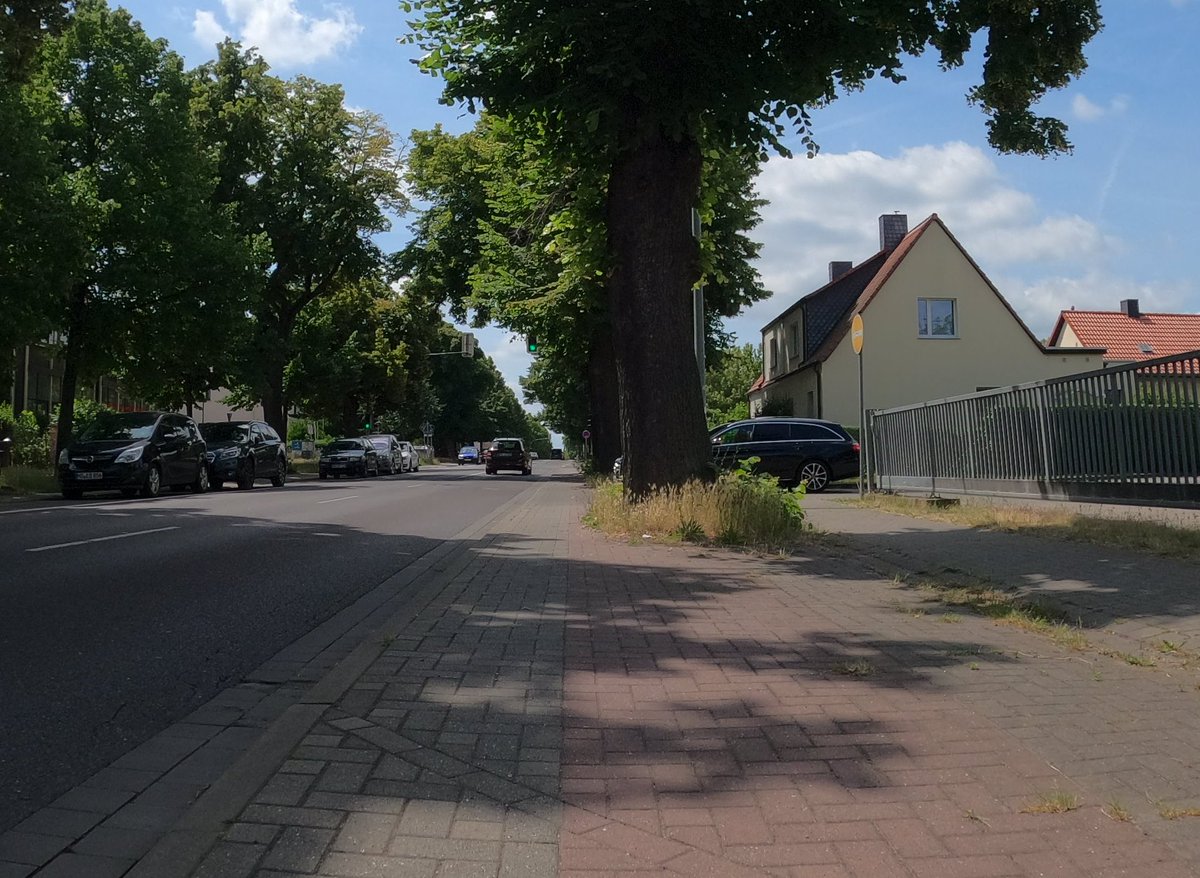 MDradelt's tweet photo. Niemand mag auf der Halberstädter Chaussee stadtauswärts Richtung #Eulenberg von einem #Radweg reden oder ihn gar beschildern. Seit Jahren wird der gefährliche Angebotsweg, den viele der Fahrbahn vorziehen, kritisiert. Seit Jahren passiert Nichts! #srmd @ADFC_MD @Ottostadt https://t.co/5T2JOe67D4