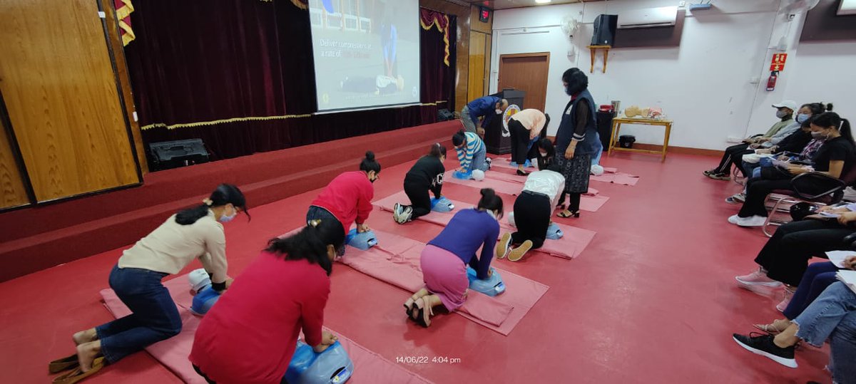 meghalayahealth's tweet photo. ➡ The training will help them acquire lifesaving technique that's useful in many emergencies, such as a heart attack or near drowning, in which someone's breathing or heartbeat has stopped, etc.
#MLHPs #HealthAndWellnessForAll #HealthFirst #AyushmanBharat #MeghalayaForHealth https://t.co/DFZuWHpx8H