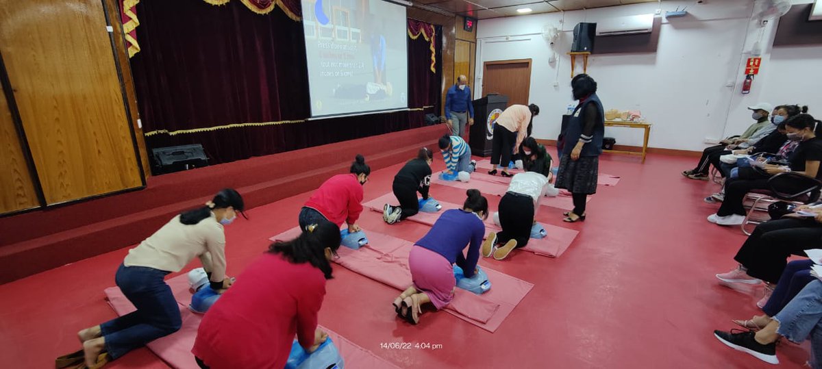 meghalayahealth's tweet photo. ➡ The training will help them acquire lifesaving technique that's useful in many emergencies, such as a heart attack or near drowning, in which someone's breathing or heartbeat has stopped, etc.
#MLHPs #HealthAndWellnessForAll #HealthFirst #AyushmanBharat #MeghalayaForHealth https://t.co/DFZuWHpx8H