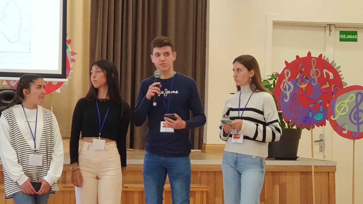 Aquí nuestros embajadores dando a conocer una vez más nuestra ciudad a los alumnos, en este caso del colegio lituano que nos acoge. Son ya más de 25 movilidades Erasmus promocionando los encantos San Fernando por toda Europa. @AytoSanFernando