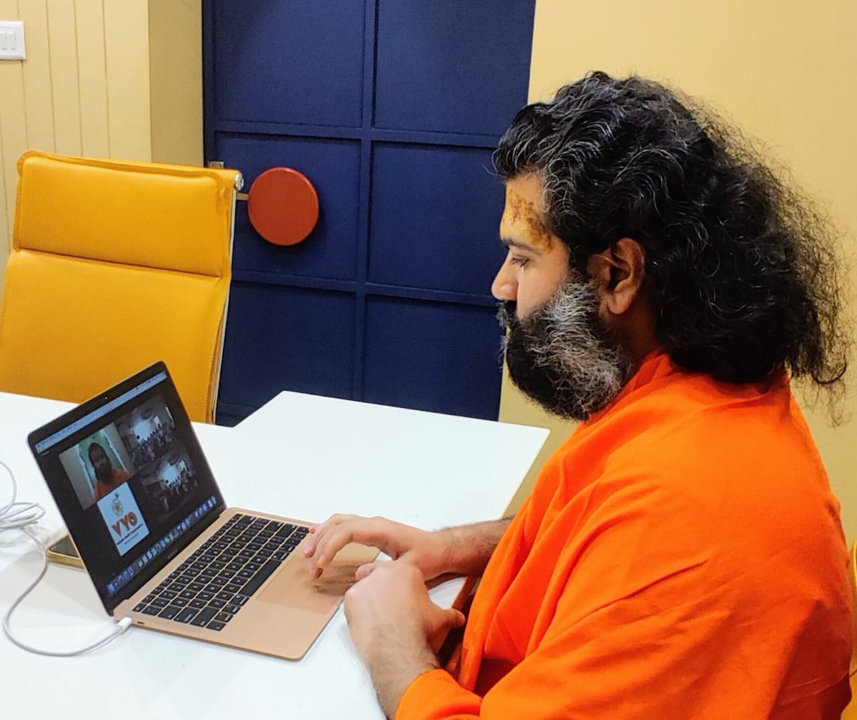 Vrajrajkumarji1's tweet photo. Vaishnav Temple of New York's 35th patotsav celebration in the virtual presence of Pujya Shri @Vrajrajkumarji1. 1/2
#patotsav #celebration #vtny #vrajrajkumarji #vachnamrut #blessings https://t.co/avEXLSF0rG