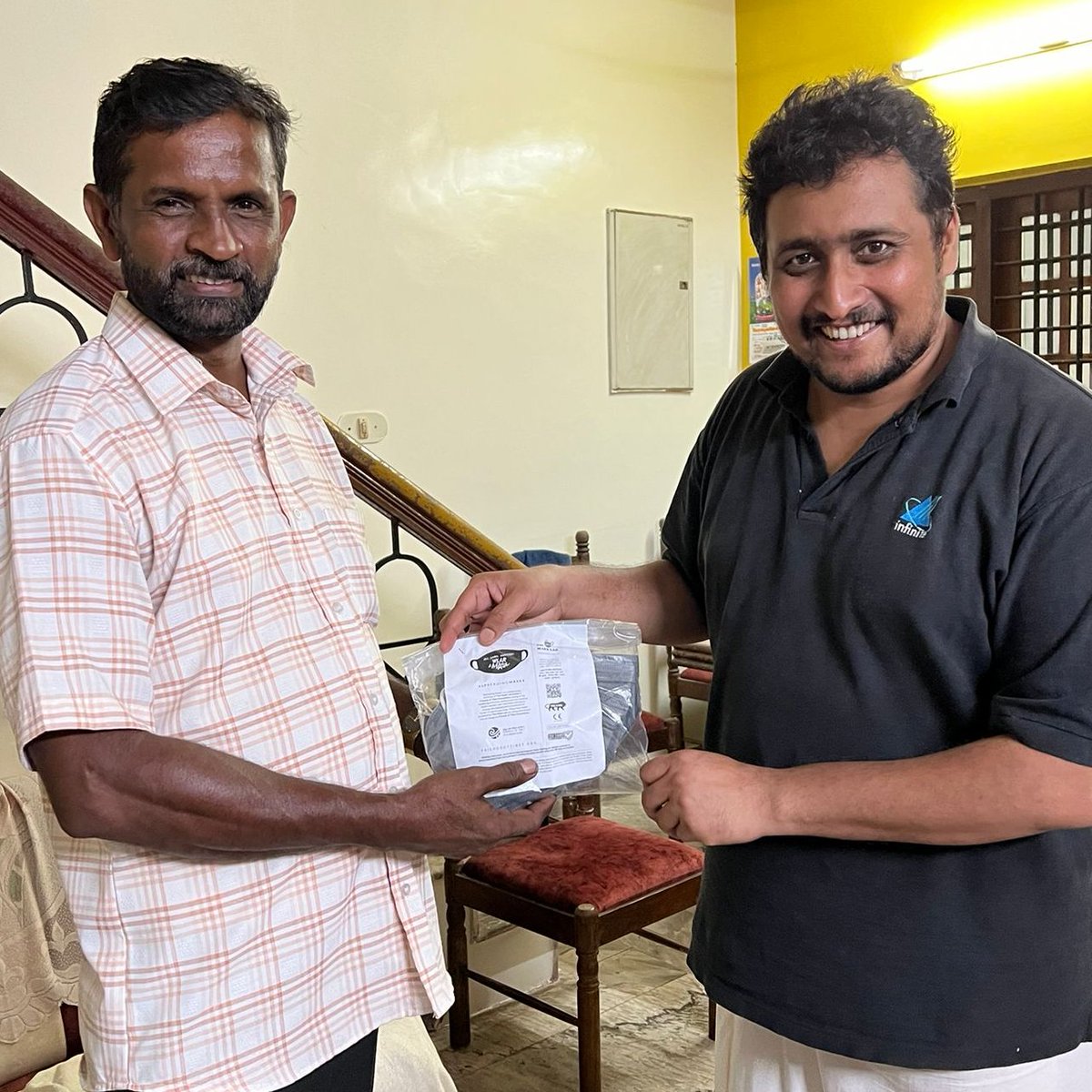 TibetHeritage's tweet image. #SpreadingMasks: On the behalf of The Mask Lab (India) &amp;amp; Friends of Tibet Foundation, Shri Eswar Anandan (R) distributes free #N95 #Masks among IT and Medical Professionals in Kochi on June 13, 2022. Report: friendsoftibet.org/spreadingmasks/ #COVID19 #Pandemic