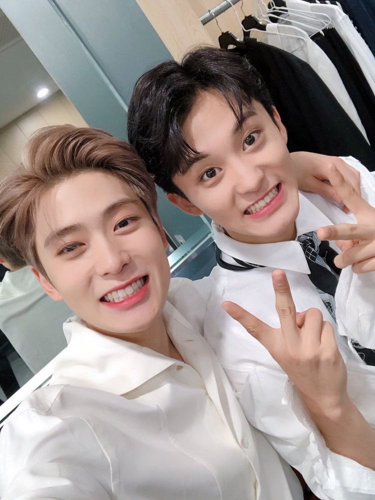 JT__2146's tweet photo. 셋이 비벼먹자 쫩쫩
사촌지간인 정팀장과 막고딩 
그리고 이웃집 유치원 턜선생님 https://t.co/x8yjBd5dXU