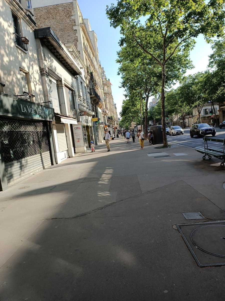 djoulye's tweet photo. Ligne 4 en rade, tu en profites pour marcher.. 🚶🏼‍♀️
#EncorePlusEnRetard
 #Denfert #paris14 @Ligne4_RATP https://t.co/WBNCIBPtLQ