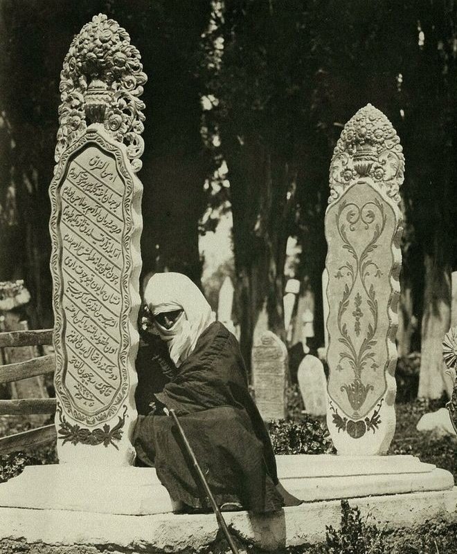 Gurbet eli bizim için yaptılar
Çatısını pek muntazam çattılar
Ölüm ile ayrılığı tarttılar
Elli dirhem fazla geldi ayrılık