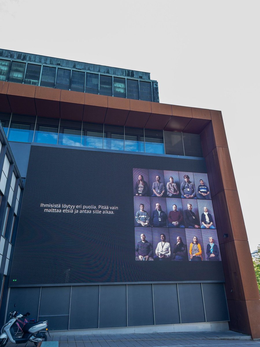 Keväällä <a href="/TurkuAMK/">Turun ammattikorkeakoulu</a>’n työyhteisötaiteilijana työskennellyt Riikka Gröndahl kutsui työyhteisönsä jäsenet istumaan kameran eteen hiljaisuudessa ja pohtimaan kysymystä ”mitä sinä olet oppinut?”. Syntyi Hiljainen muotokuva, jota esitetään <a href="/TKteatteri/">KaupunginteatteriTKU</a>’n taideseinällä kesäkuun ajan.