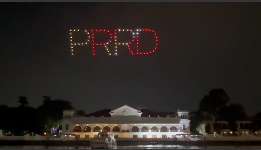 AlfredoGenom's tweet photo. Malacañang staff honors PRRD with a drone light show. 🇵🇭👊🏼
#SalamatPRRD https://t.co/LWXXt3K0In