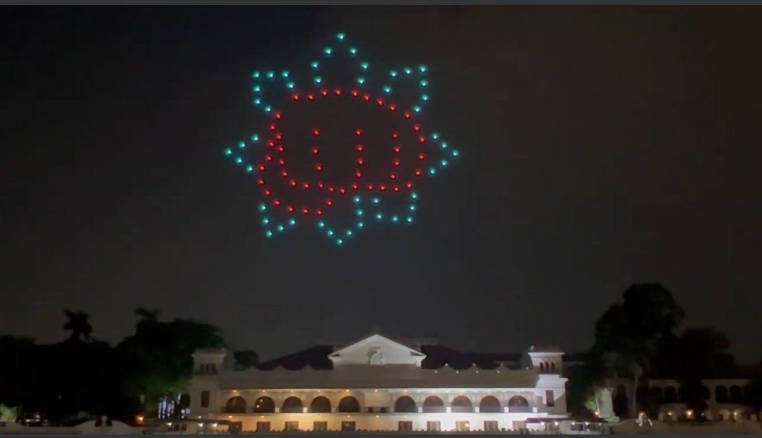 AlfredoGenom's tweet photo. Malacañang staff honors PRRD with a drone light show. 🇵🇭👊🏼
#SalamatPRRD https://t.co/LWXXt3K0In