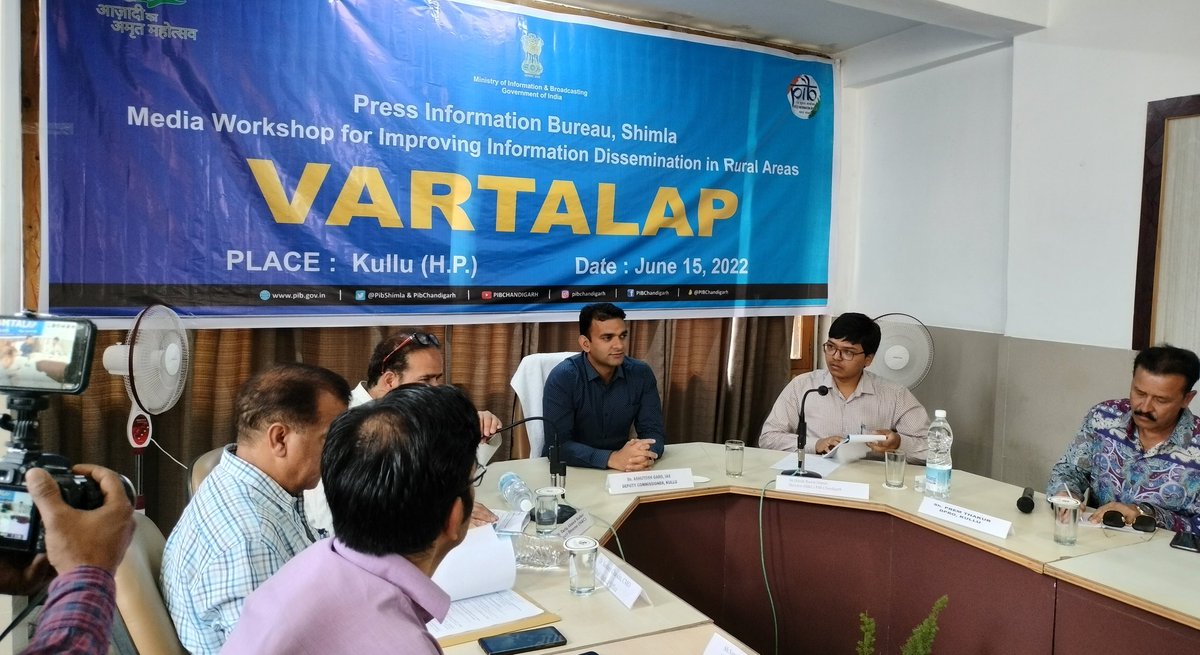 PIBShimla's tweet photo. Chief Guest ,Deputy Commissioner, Kullu, Shri Ashutosh Garg graced the occasion at the VARTALAP, a rural media workshop being held in Kullu, #HimachalPradesh Pradesh organised by #PIBShimla.
@PIB_India
@PIBChandigarh 
@dprhp
@MIB_India https://t.co/lvbbILD0nS