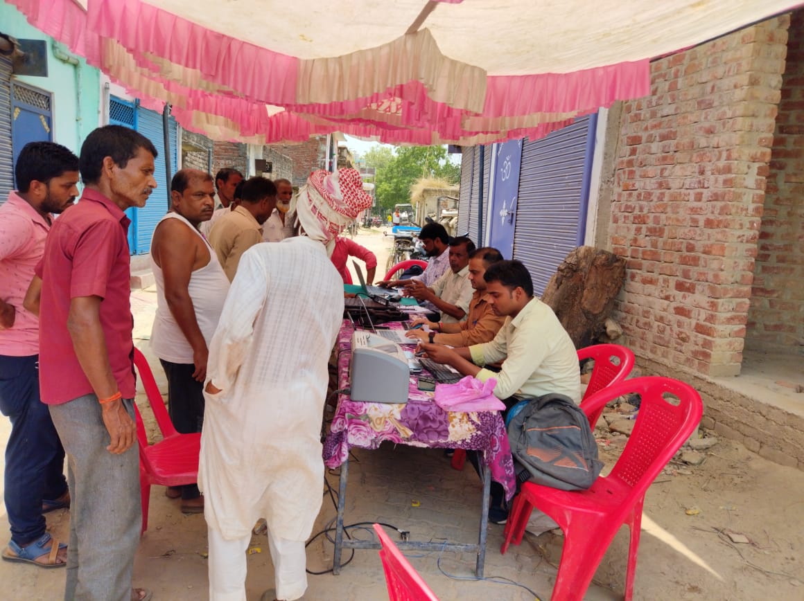 SAryanagar's tweet photo. Cheking, disconnection and OTS camp in vishunapur bazar under edsd2 Arya nagar gonda @UPPCLLKO @MVVNLmd @mduppcl @EMofficeUP @MvvnlDevipatan https://t.co/icu6rK3ISy