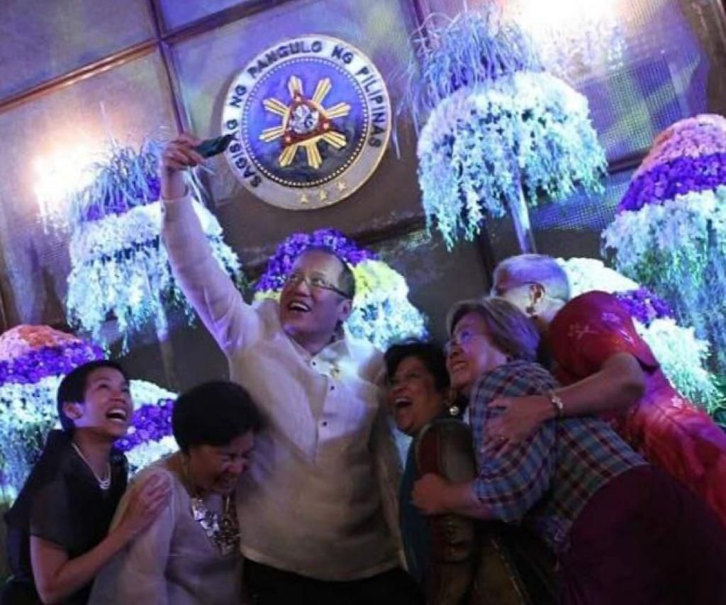 PNoy attempts to take a groufie with some of his women cabinet members. We don't know how the photo turned out!